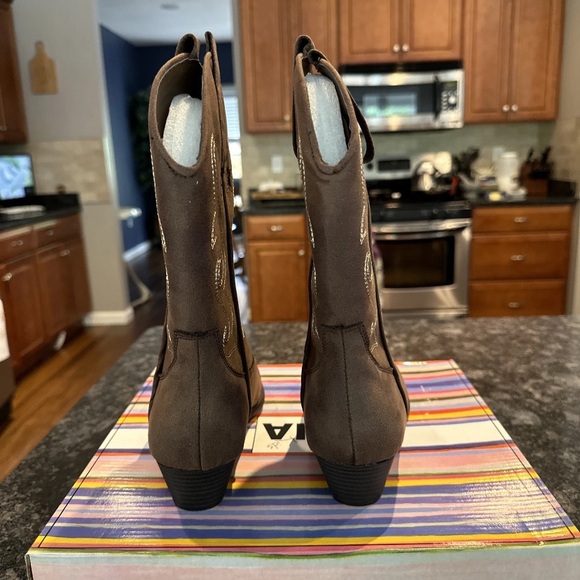 MIA Girls Cowboy Boots Brown & Sparkly Star Cowgirl Low Heel BRAND NEW! Size 5 - Picture 4 of 7